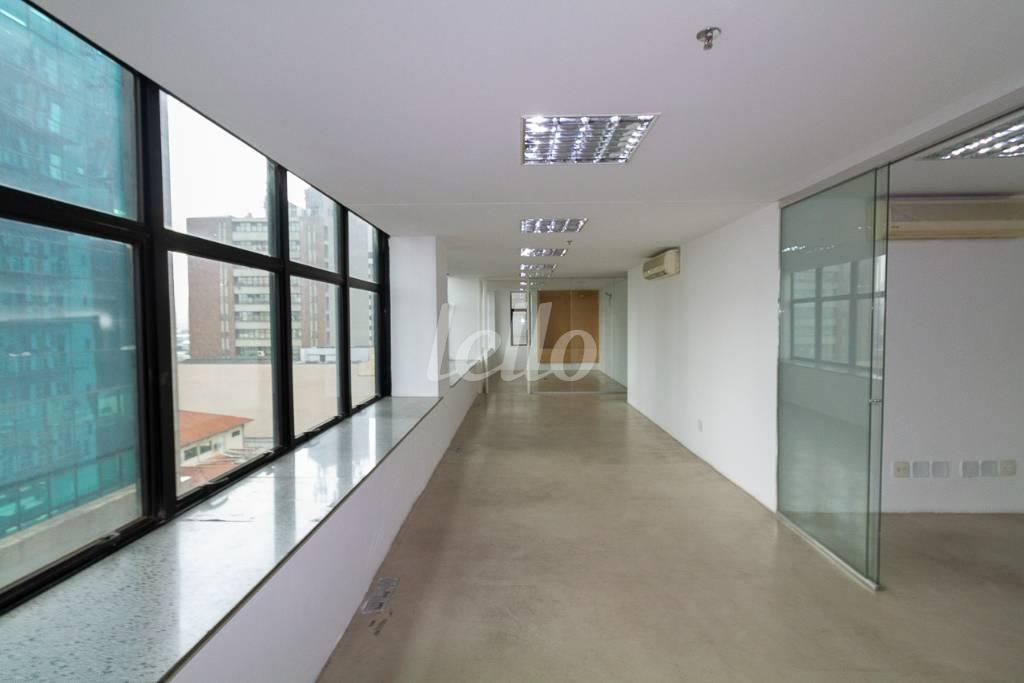 CORREDOR LATERAL de Andar para alugar, Padrão com 489 m², e em Vila Olímpia - São Paulo