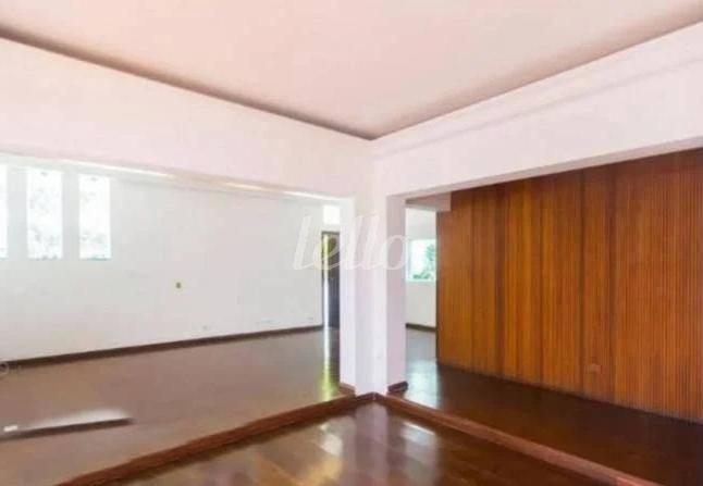 SALA de Casa à venda, térrea com 300 m², 3 quartos e 4 vagas em Indianópolis - São Paulo
