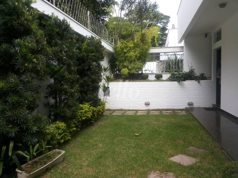 JARDIM de Casa à venda, térrea com 300 m², 3 quartos e 4 vagas em Indianópolis - São Paulo