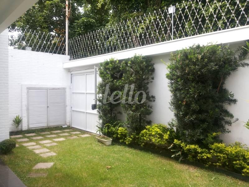 JARDIM de Casa à venda, térrea com 300 m², 3 quartos e 4 vagas em Indianópolis - São Paulo