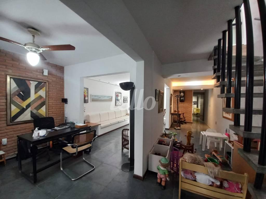 VISTA TÉRREO de Casa para alugar, sobrado com 163 m², e 2 vagas em Pinheiros - São Paulo