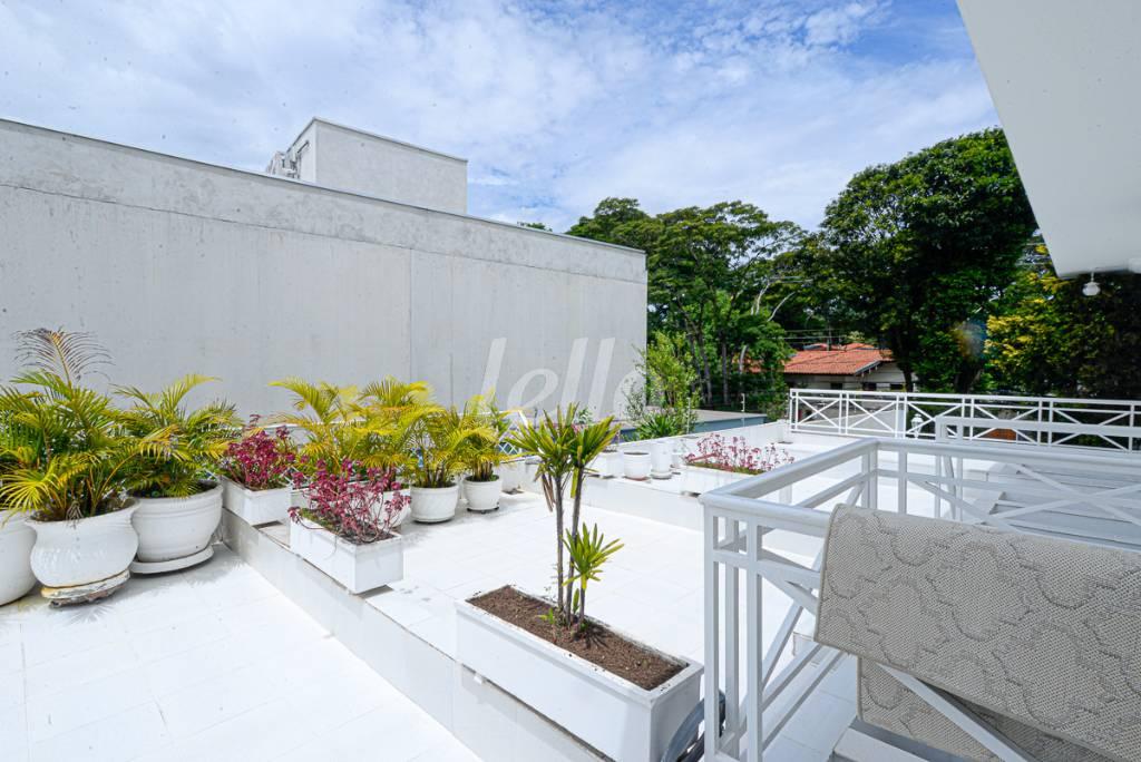 AREA EXTERNA DORMITÓRIOS de Casa à venda, sobrado com 840 m², 5 quartos e 6 vagas em Jardim dos Estados - São Paulo