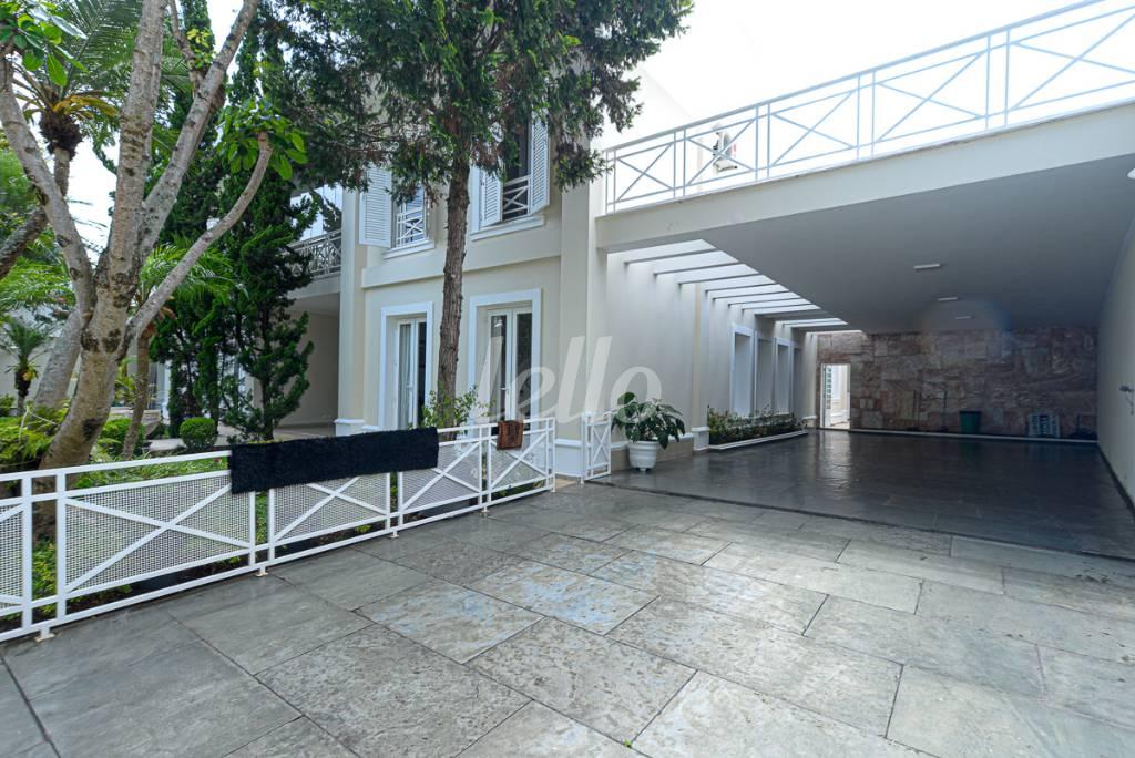 GARAGEM de Casa à venda, sobrado com 840 m², 5 quartos e 6 vagas em Jardim dos Estados - São Paulo