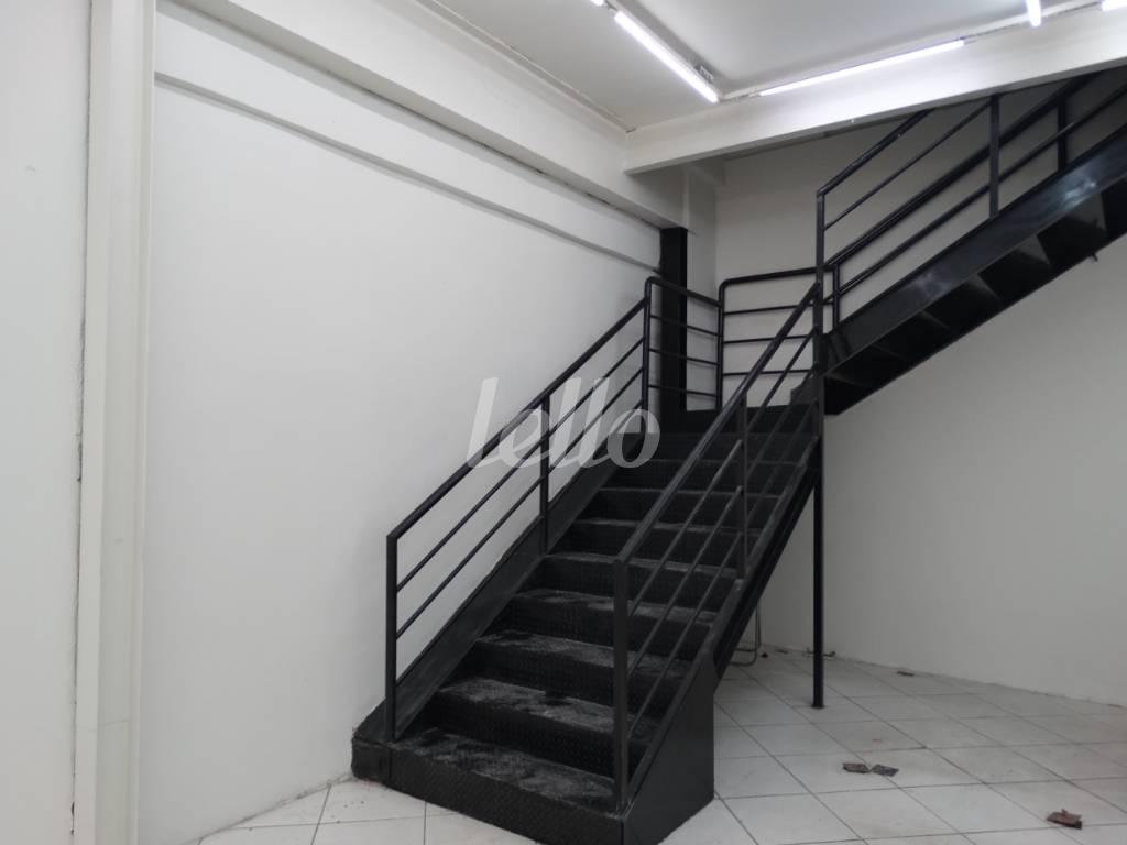 ACESSO/ PISO SUPERIOR de Loja para alugar, Padrão com 400 m², e em Lapa - São Paulo