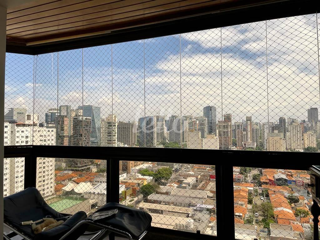 VARANDA de Apartamento para alugar, Padrão com 151 m², 2 quartos e 2 vagas em Itaim Bibi - São Paulo