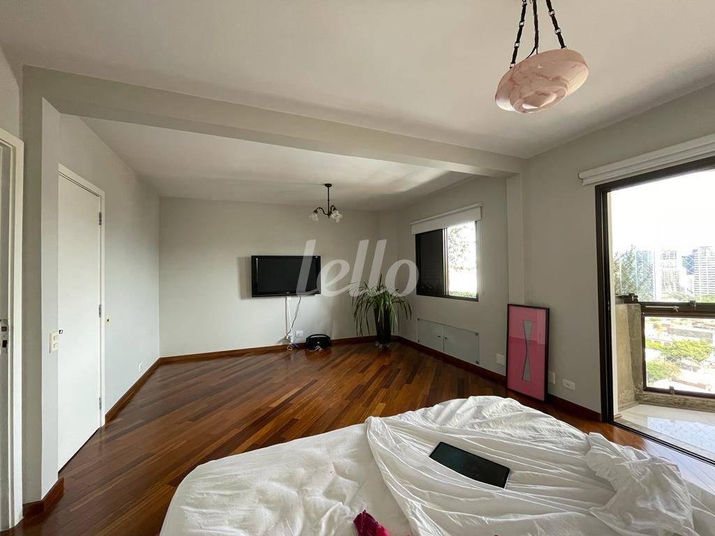 SUÍTE 1 de Apartamento para alugar, Padrão com 151 m², 2 quartos e 2 vagas em Itaim Bibi - São Paulo