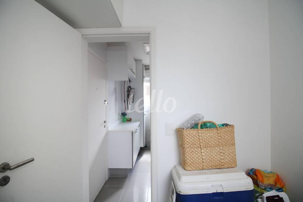 DORMITÓRIO DE SERVIÇO de Apartamento para alugar, Padrão com 122 m², e 3 vagas em Itaim Bibi - São Paulo