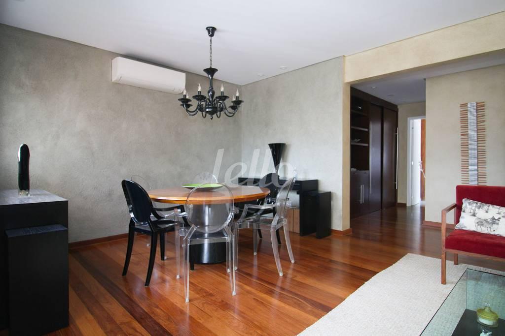 SALA de Apartamento para alugar, Padrão com 122 m², e 3 vagas em Itaim Bibi - São Paulo