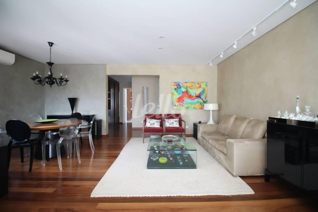 SALA de Apartamento para alugar, Padrão com 122 m², e 3 vagas em Itaim Bibi - São Paulo