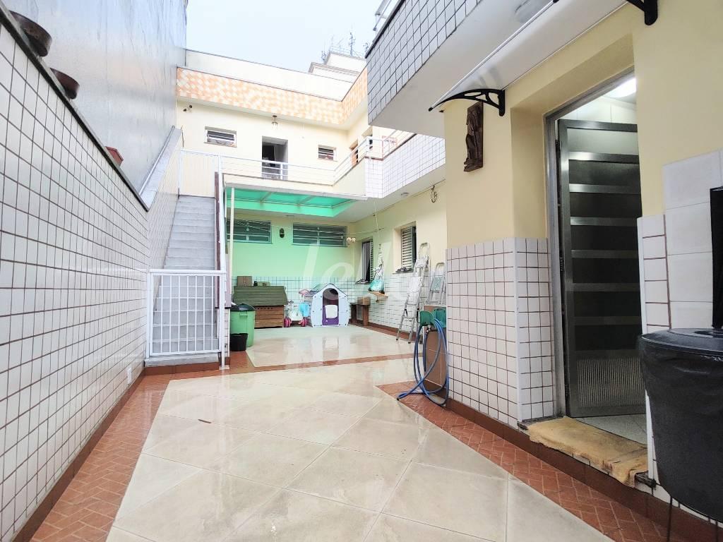QUINTAL de Casa à venda, térrea com 187 m², 3 quartos e 3 vagas em Vila Cláudia - São Paulo