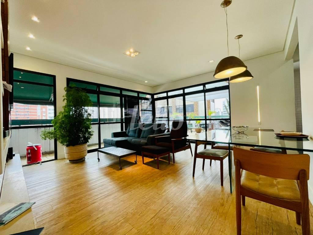 SALA de Apartamento para alugar, Padrão com 200 m², 2 quartos e 2 vagas em Pinheiros - São Paulo