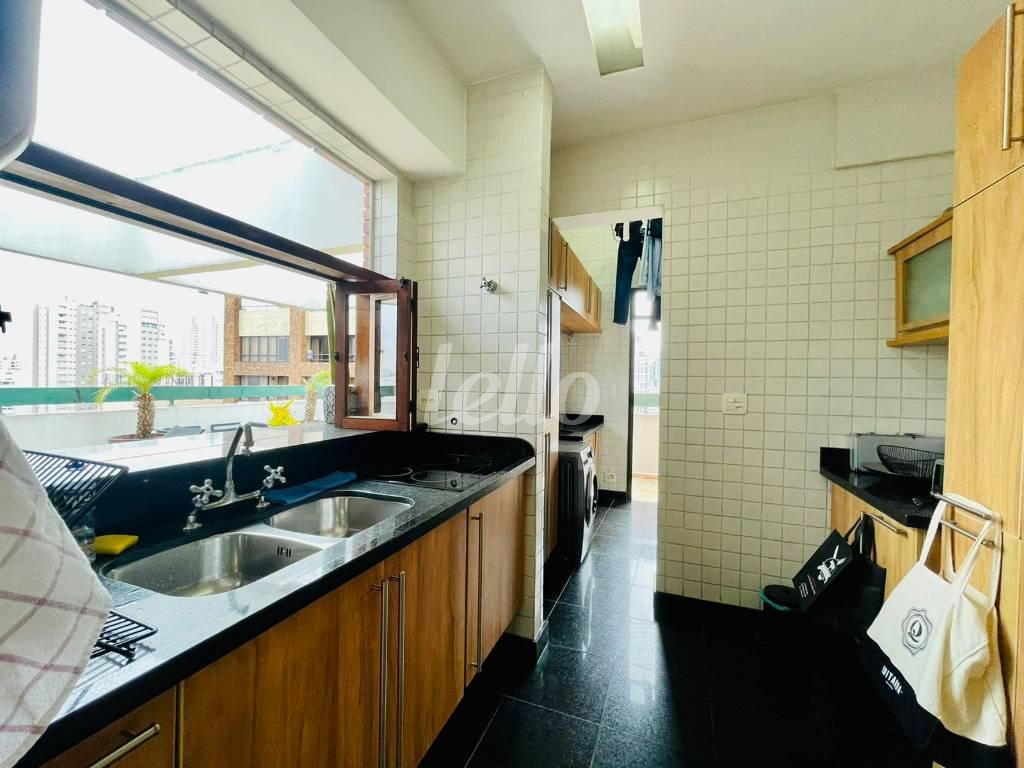 COZINHA E ÁREA DE SERVIÇO de Apartamento para alugar, Padrão com 200 m², 2 quartos e 2 vagas em Pinheiros - São Paulo