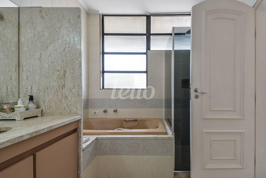 BANHEIRO SUÍTE de Casa à venda, sobrado com 190 m², 3 quartos e 2 vagas em Indianópolis - São Paulo