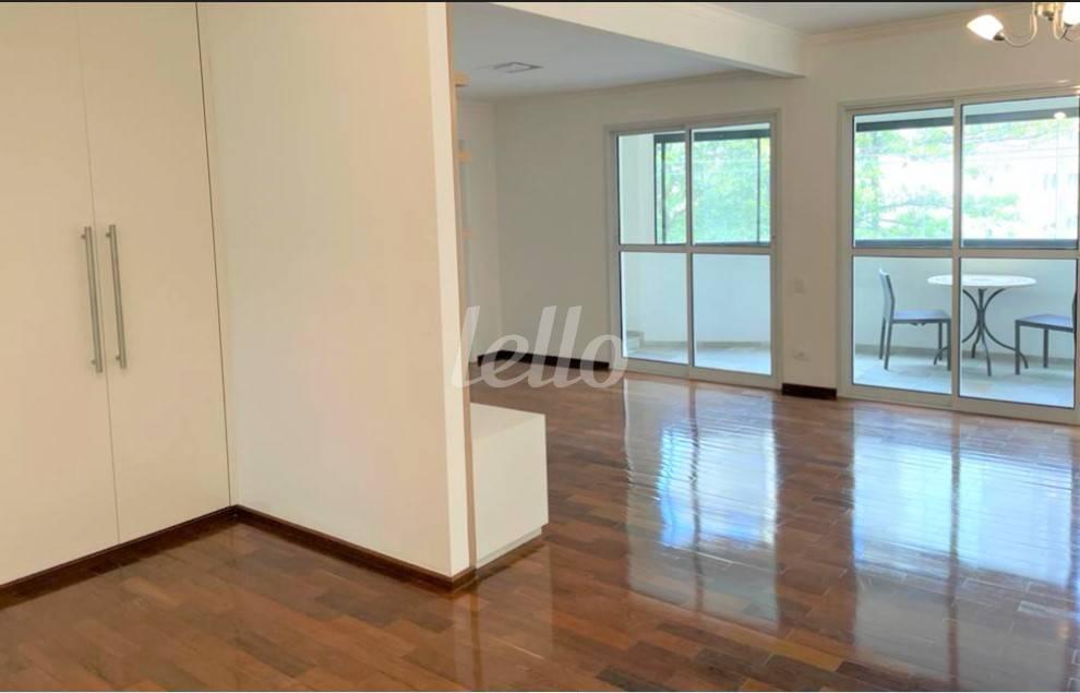 LIVING de Apartamento à venda, Padrão com 140 m², 3 quartos e 3 vagas em Indianópolis - São Paulo