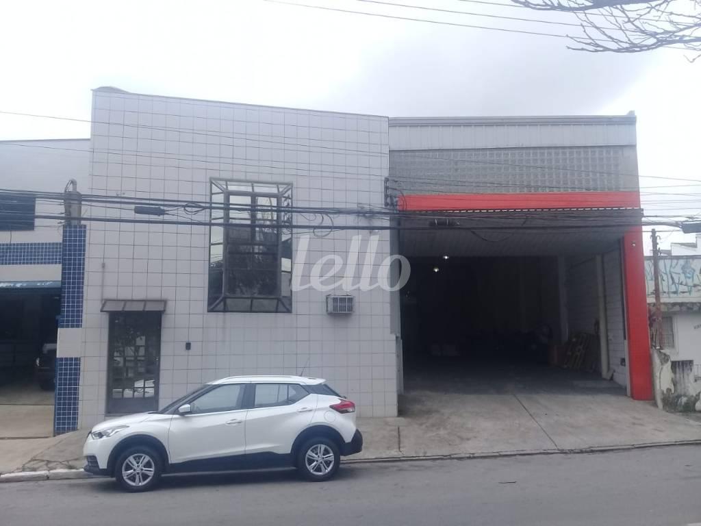 FACHADA de Galpão/Armazém para alugar, Padrão com 700 m², e em Vila Anastacio - São Paulo