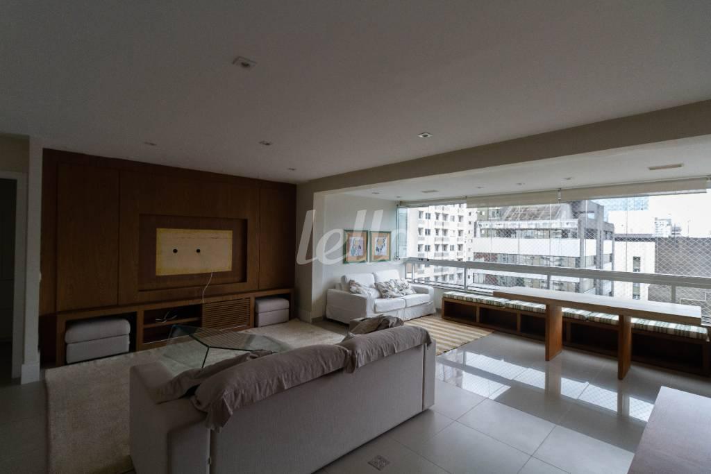 SALA DE ESTAR,JANTAR E SACADA INTEGRADA de Apartamento à venda, Padrão com 146 m², 3 quartos e 3 vagas em Itaim Bibi - São Paulo