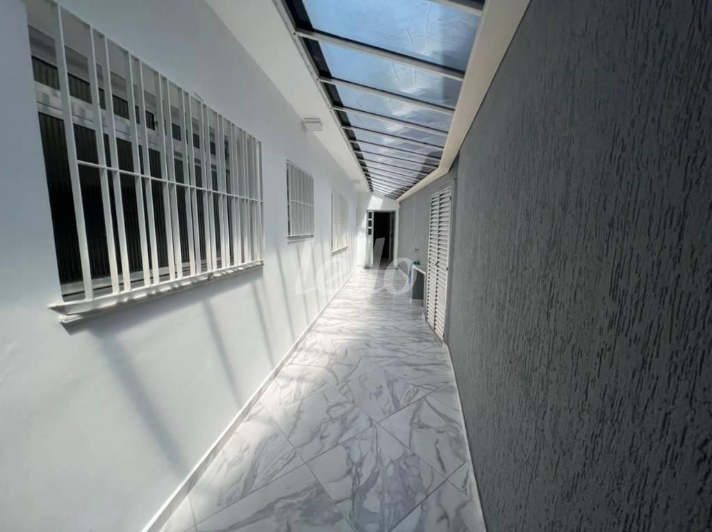 CORREDOR LATERAL de Casa à venda, assobradada com 94 m², 3 quartos e 2 vagas em Vila Ema - São Paulo