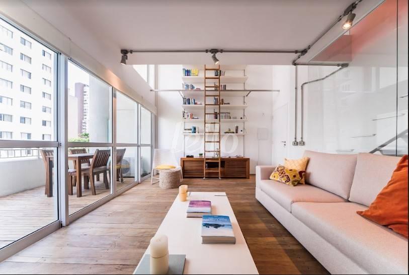 LIVING de Apartamento à venda, Padrão com 74 m², 1 quarto e 2 vagas em Vila Nova Conceição - São Paulo