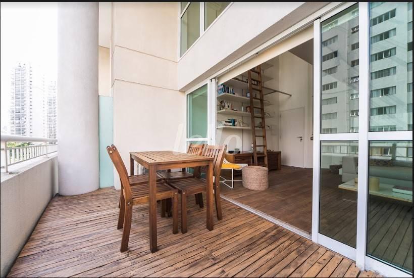 VARANDA de Apartamento à venda, Padrão com 74 m², 1 quarto e 2 vagas em Vila Nova Conceição - São Paulo