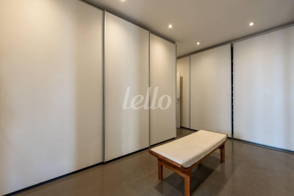 CLOSET SUÍTE 1 de Apartamento para alugar, Padrão com 500 m², 4 quartos e 6 vagas em Real Parque - São Paulo