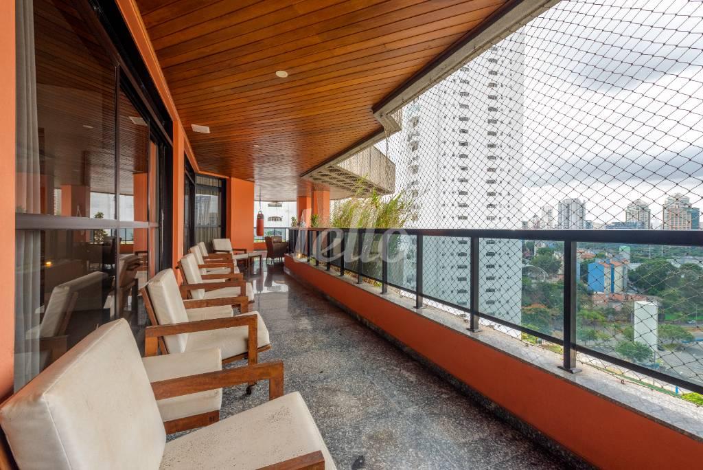 VARANDA de Apartamento para alugar, Padrão com 500 m², 4 quartos e 6 vagas em Real Parque - São Paulo