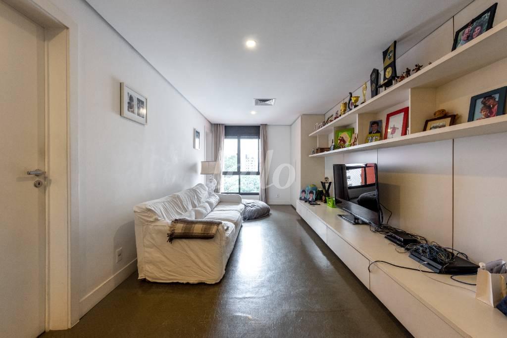 SALA DE TV de Apartamento para alugar, Padrão com 500 m², 4 quartos e 6 vagas em Real Parque - São Paulo