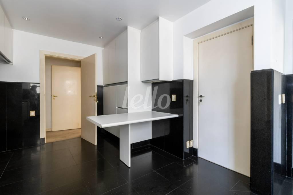 COZINHA de Apartamento para alugar, Padrão com 250 m², 3 quartos e em Jardim Europa - São Paulo