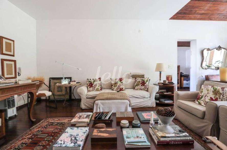 SALA de Casa para alugar, sobrado com 400 m², 4 quartos e 4 vagas em Pacaembu - São Paulo