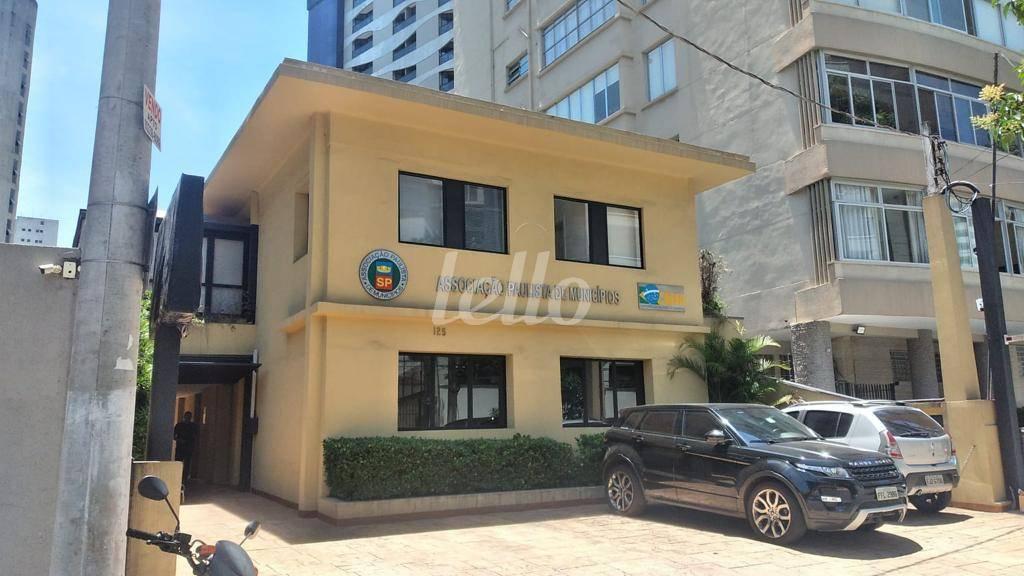 FACHADA de Casa para alugar, sobrado com 530 m², e 8 vagas em Itaim Bibi - São Paulo