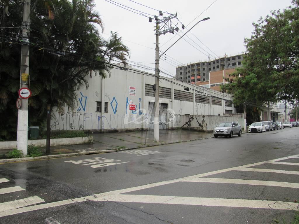 LATERAL de Galpão/Armazém à venda, Padrão com 1500 m², e 6 vagas em Jardim Caravelas - São Paulo