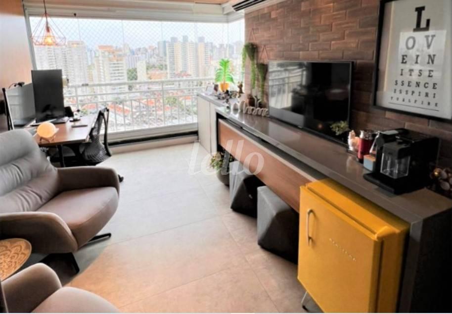 LIVING de Apartamento à venda, Padrão com 72 m², 2 quartos e 2 vagas em Cambuci - São Paulo