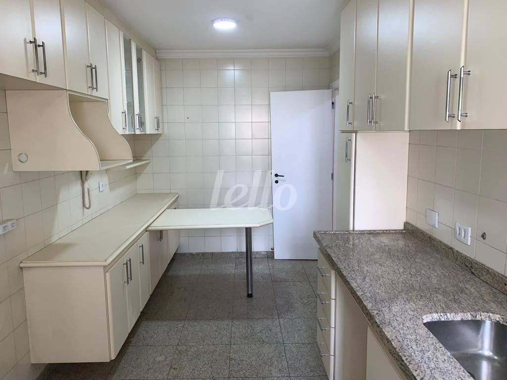 COZINHA de Apartamento à venda, Padrão com 127 m², 3 quartos e 3 vagas em Vila Nova Conceição - São Paulo