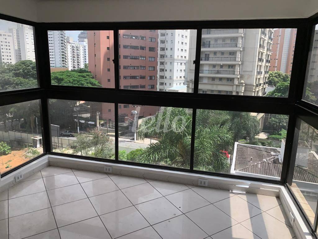 SALA de Apartamento à venda, Padrão com 127 m², 3 quartos e 3 vagas em Vila Nova Conceição - São Paulo