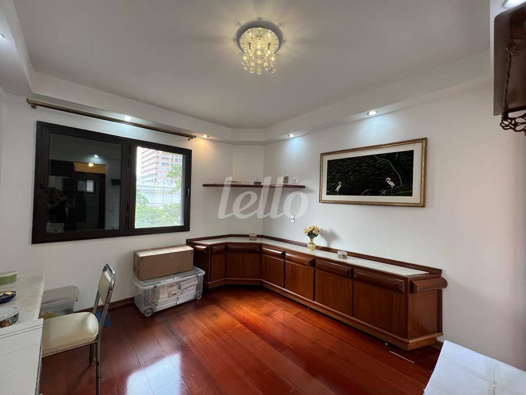SUÍTE de Apartamento à venda, Padrão com 160 m², 4 quartos e 3 vagas em Vila Olímpia - São Paulo
