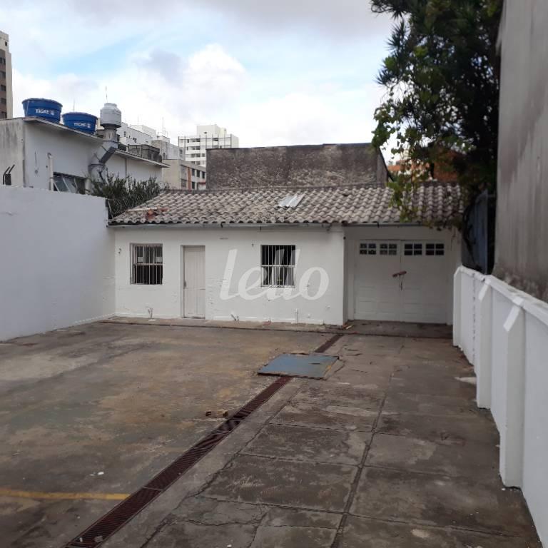 FUNDOS de Casa para alugar, térrea com 250 m², e 7 vagas em Pinheiros - São Paulo