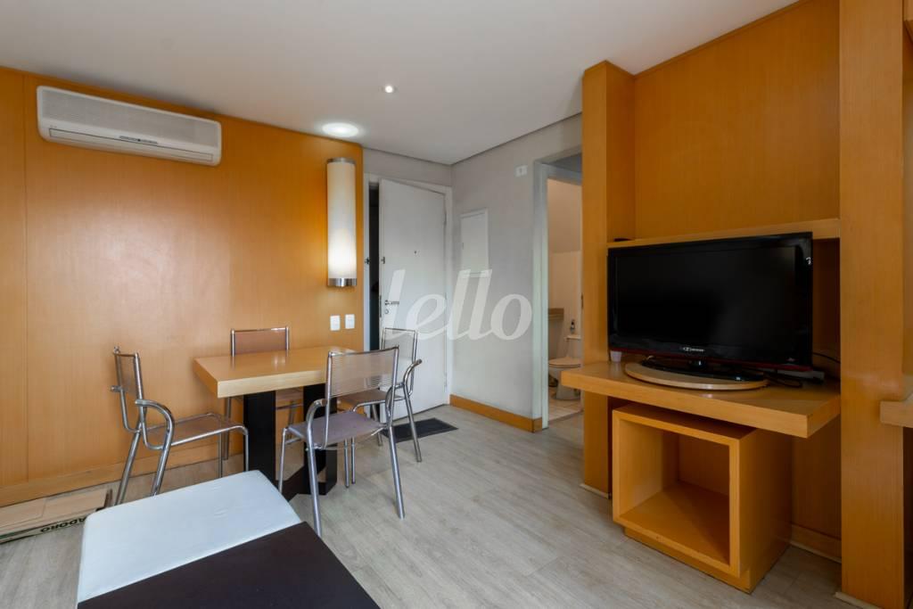 SALA de Apartamento para alugar, Padrão com 75 m², 2 quartos e 2 vagas em Indianópolis - São Paulo