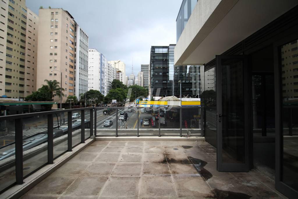 VARANDA de Sala / Conjunto à venda, Padrão com 80 m², e 1 vaga em Jardim Paulista - São Paulo