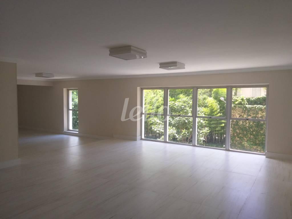 SALA de Apartamento para alugar, Padrão com 240 m², 4 quartos e 1 vaga em Vila Buarque - São Paulo