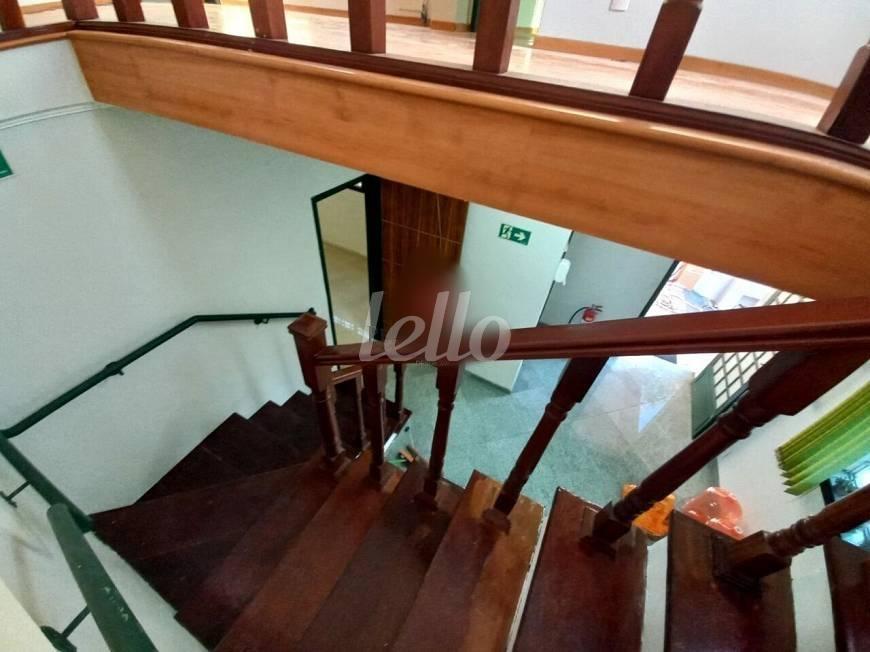 ESCADAS DE ACESSO de Casa à venda, sobrado com 200 m², 2 quartos e 2 vagas em Vila Salete - São Paulo