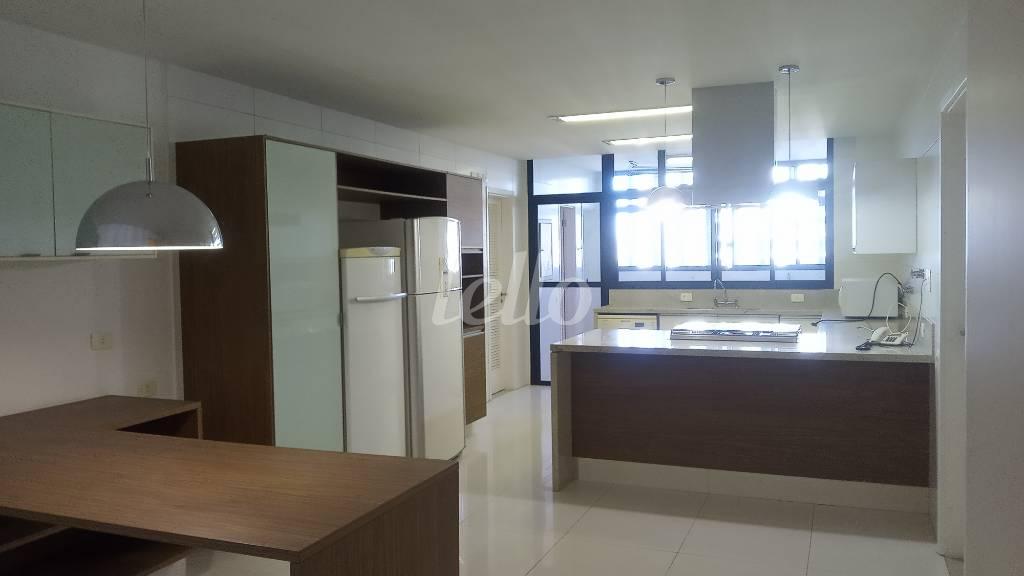 COPA E COZINHA de Apartamento para alugar, Padrão com 337 m², 4 quartos e 3 vagas em Santo Amaro - São Paulo