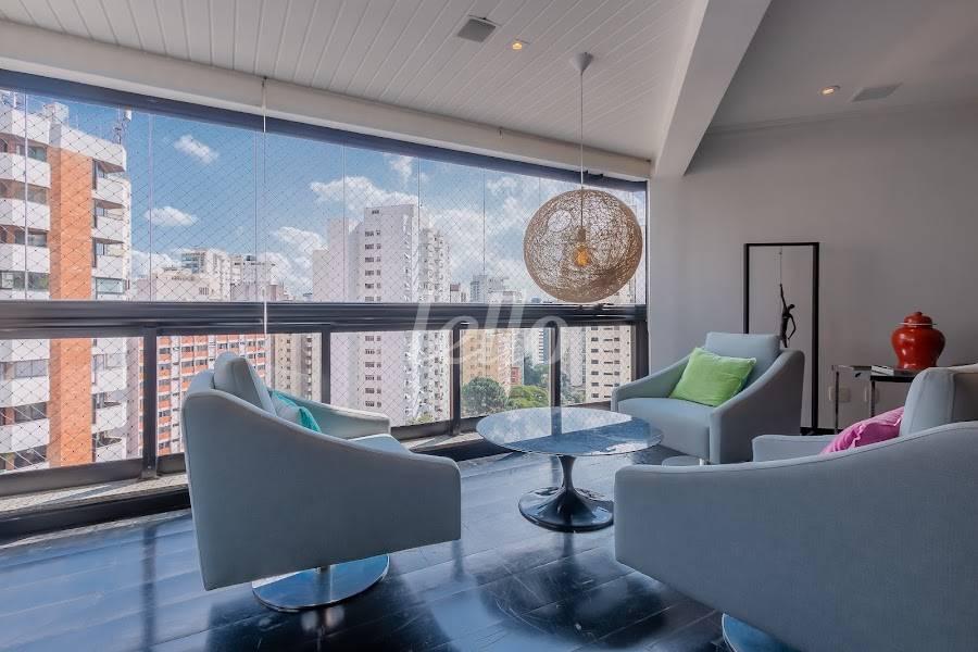 LIVING de Apartamento à venda, Padrão com 180 m², 3 quartos e 3 vagas em Indianópolis - São Paulo