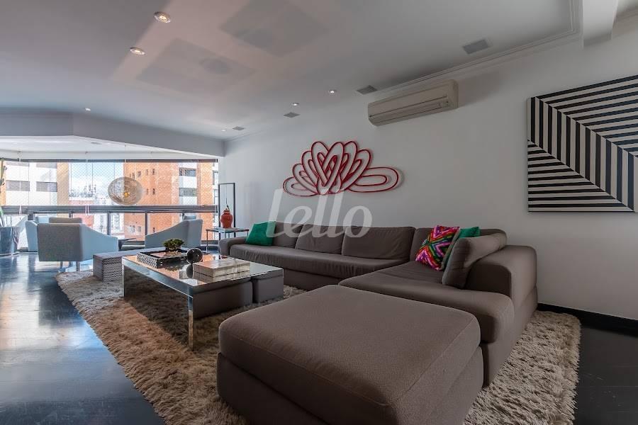 LIVING de Apartamento à venda, Padrão com 180 m², 3 quartos e 3 vagas em Indianópolis - São Paulo