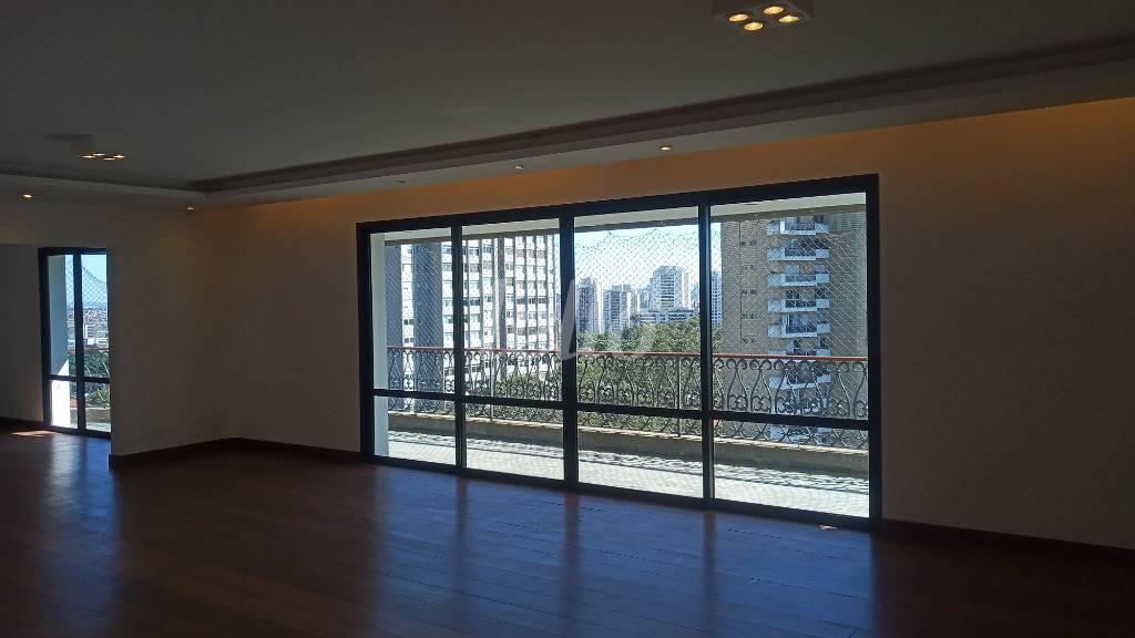 SALAS de Apartamento para alugar, Padrão com 337 m², 4 quartos e 3 vagas em Santo Amaro - São Paulo