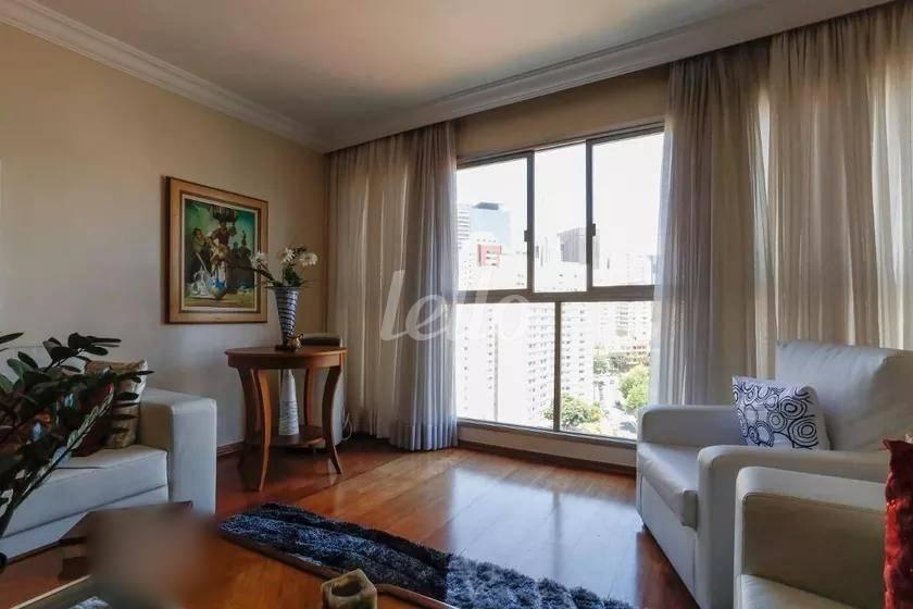 SALA DE ESTAR de Apartamento à venda, Padrão com 120 m², 3 quartos e 2 vagas em Bela Vista - São Paulo
