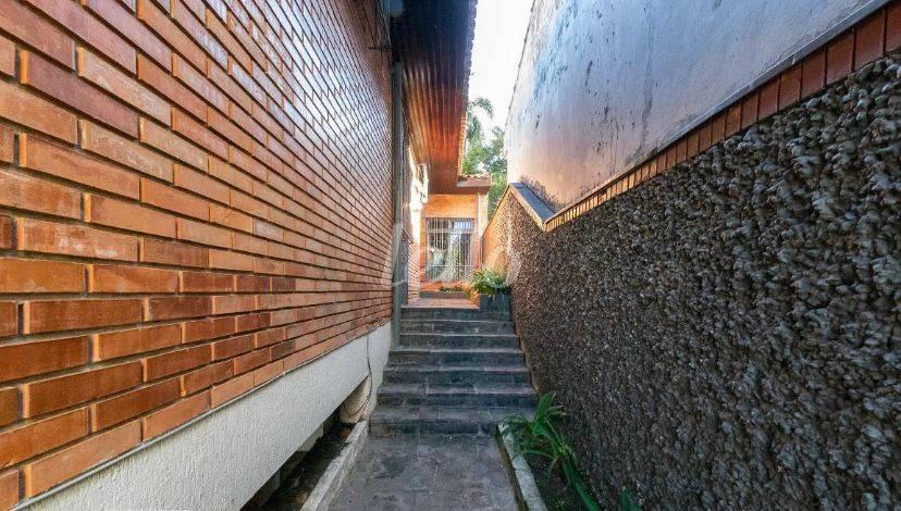 ENTRADA LATERAL de Casa à venda, sobrado com 256 m², 3 quartos e 3 vagas em Indianópolis - São Paulo