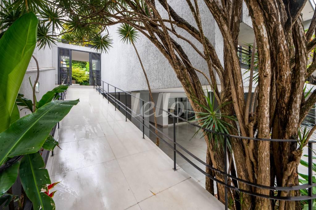 LATERAL de Casa à venda, assobradada com 340 m², 8 quartos e 6 vagas em Brooklin Paulista - São Paulo