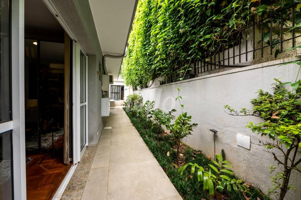 LATERAL de Casa à venda, assobradada com 340 m², 8 quartos e 6 vagas em Brooklin Paulista - São Paulo