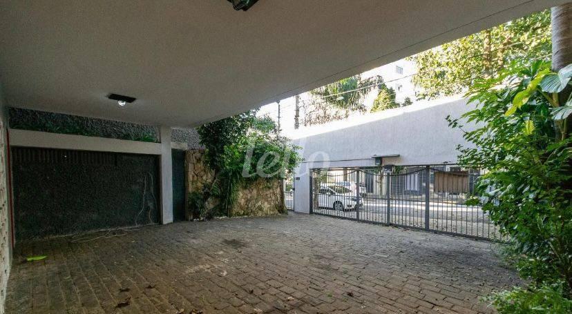 GARAGEM de Casa à venda, sobrado com 256 m², 3 quartos e 3 vagas em Indianópolis - São Paulo