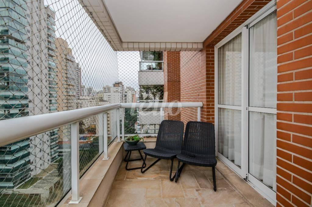 VARANDA de Apartamento à venda, Padrão com 195 m², 4 quartos e 3 vagas em Indianópolis - São Paulo