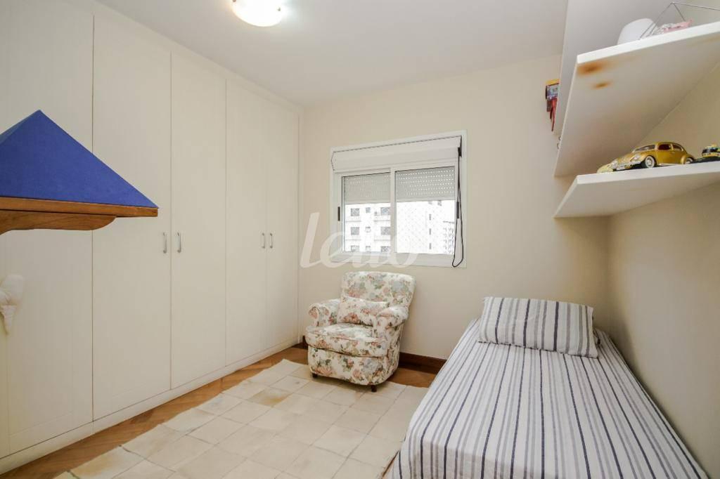 DORMITÓRIO de Apartamento à venda, Padrão com 195 m², 4 quartos e 3 vagas em Indianópolis - São Paulo